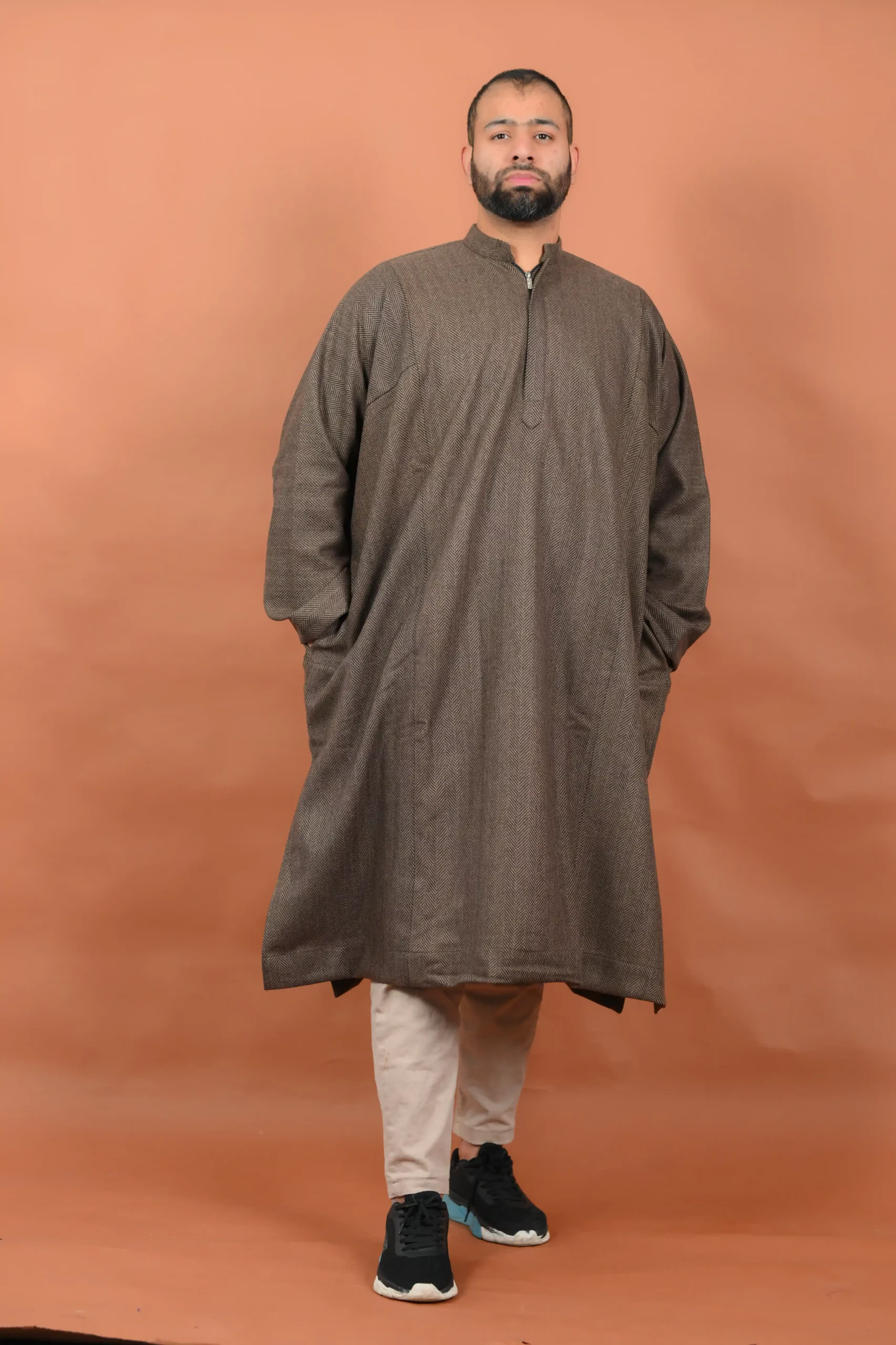 Pheran kashmiri outfit kashmiris basic need Pheran in Winters skzs |  Pheran: इस पोशाक के बिना नहीं रह सकते कश्मीरी, इस्लाम से जुड़ी है ये रिवायत  | Hindi News, Zee Salaam ख़बरें